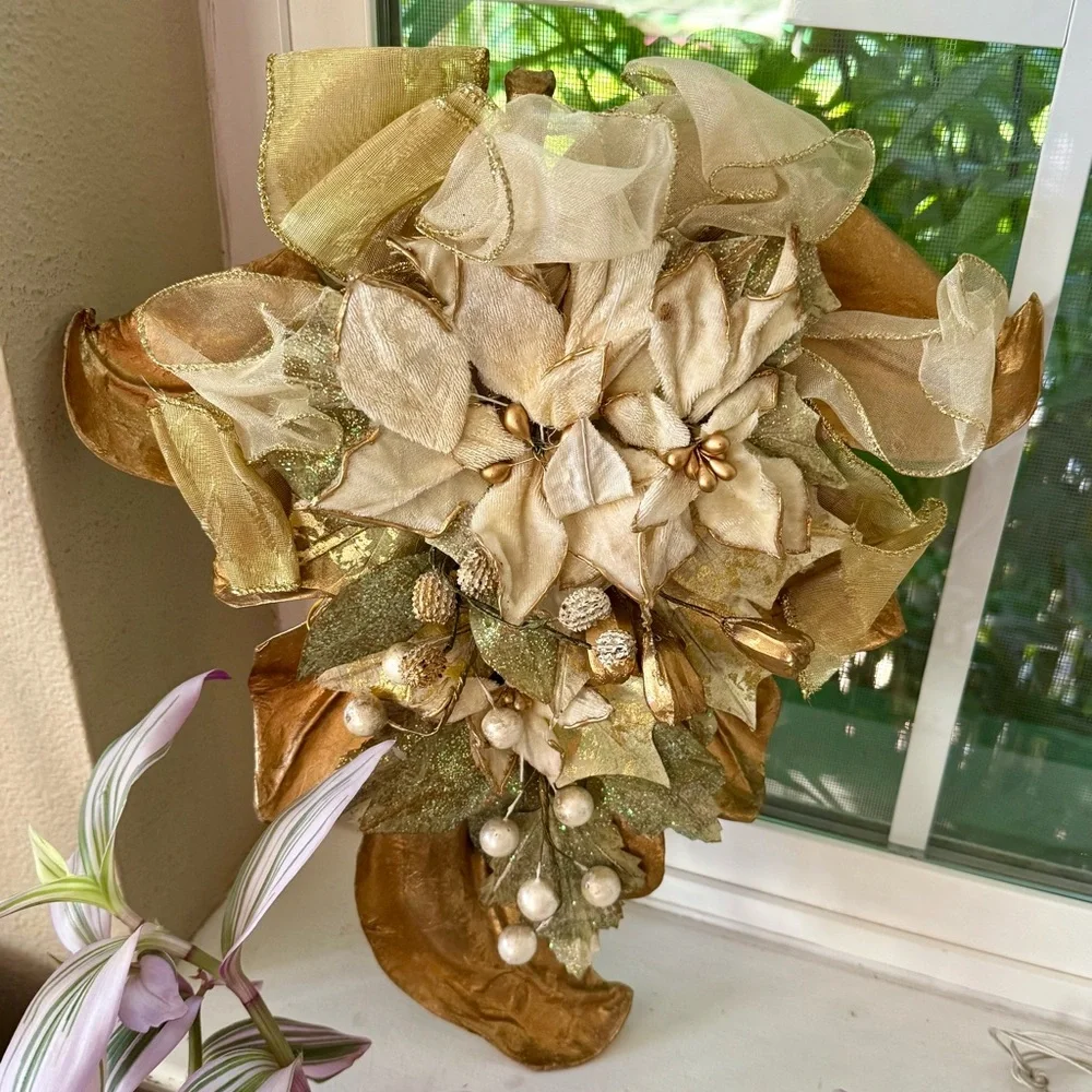 Elegant Gold Floral Brooch
